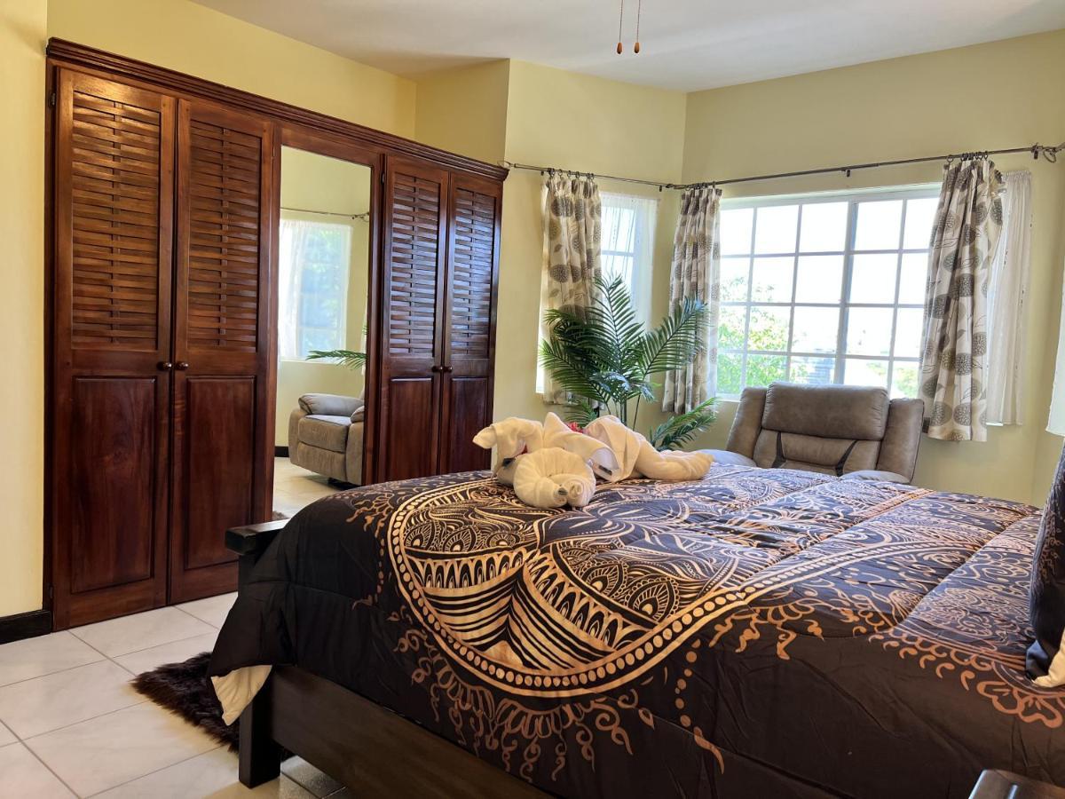 A Luxurious 4-bedroom Private With Games Room, Theatre & Modern Art Pousada *