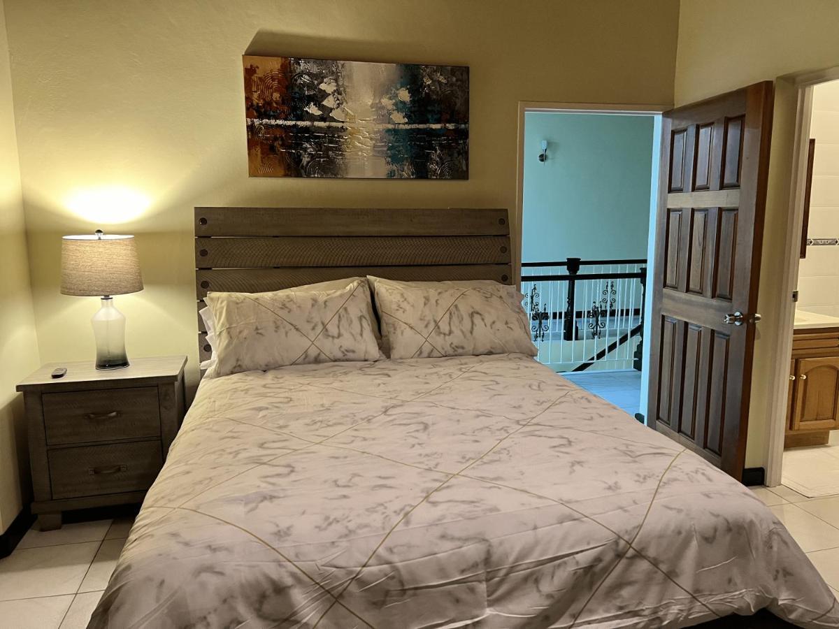 A Luxurious 4-bedroom Private With Games Room, Theatre & Modern Art Pousada *