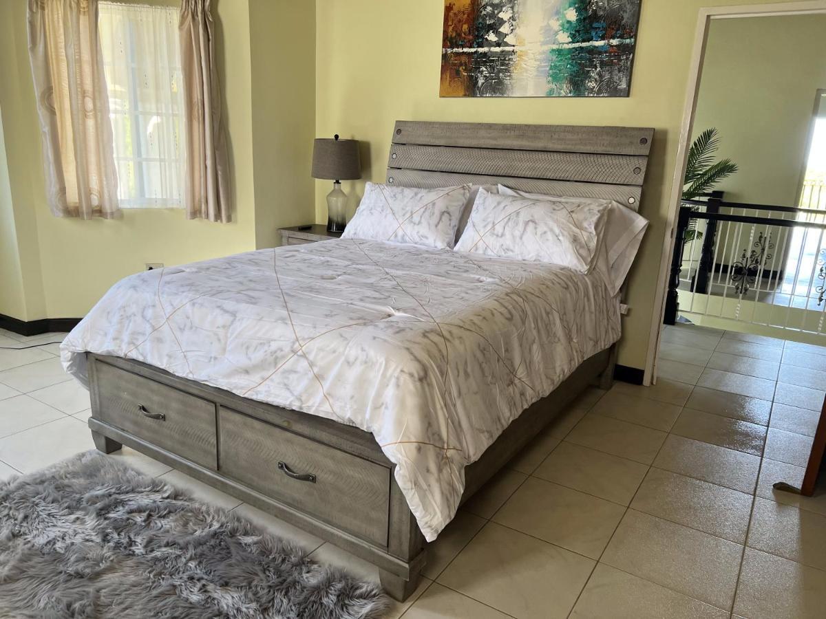 A Luxurious 4-bedroom Private With Games Room, Theatre & Modern Art Pousada *