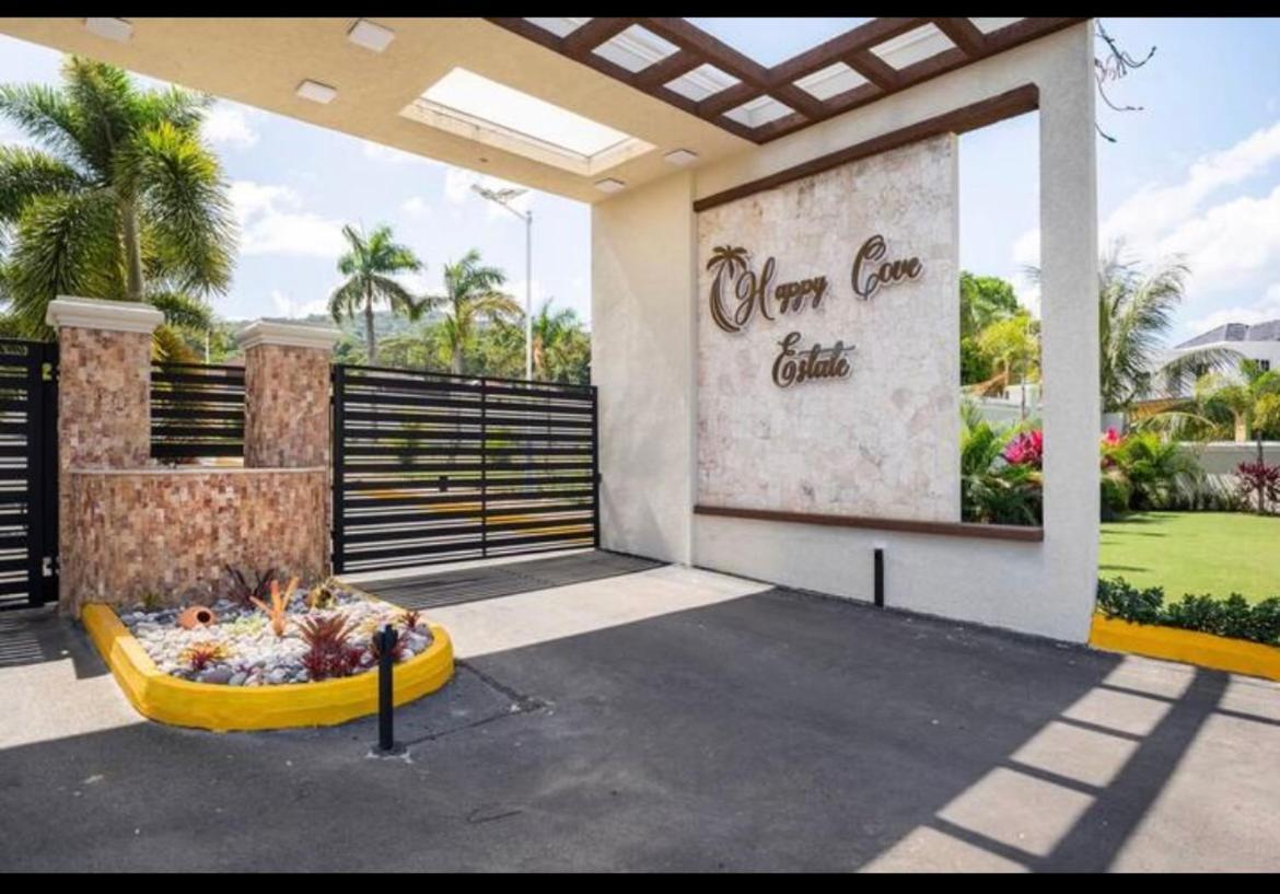 Luxurious Royale- 5 Min Drive To *