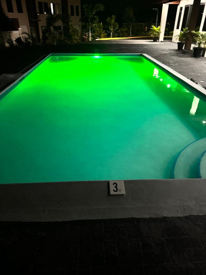 Luxurious Royale- 5 Min Drive To *