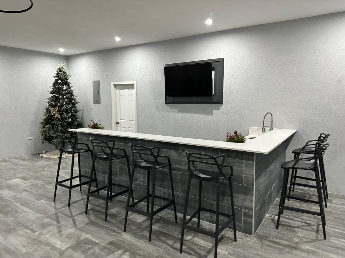 Luxurious Royale- 5 Min Drive To