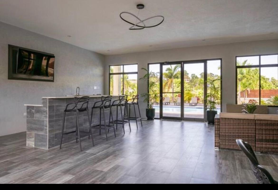 Luxurious Royale- 5 Min Drive To Holiday home *