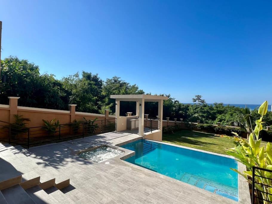 The Indianna ~ Luxury Pool & Apartment Whitehouse