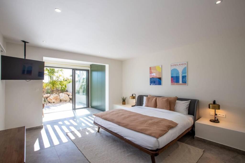 Luxurious Solis Breathtaking 7-br Oceanview Retreat In Prestigious Gated Community Villa