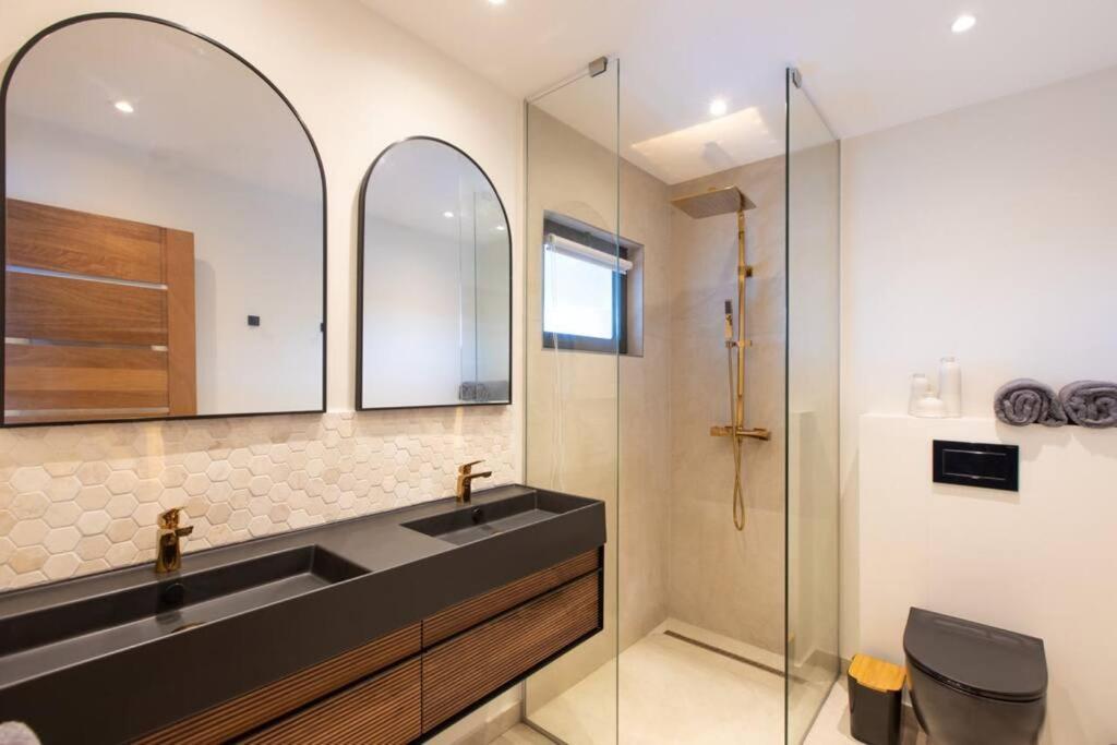 Luxurious Solis Breathtaking 7-br Oceanview Retreat In Prestigious Gated Community Villa Les Terres Basses