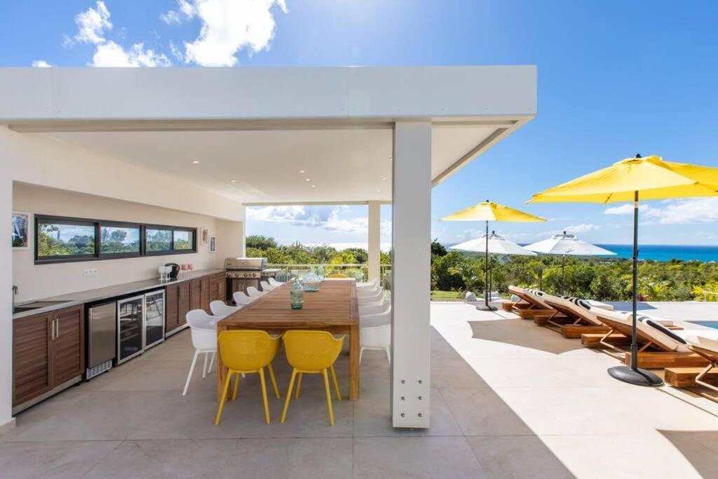 Luxurious Solis Breathtaking 7-br Oceanview Retreat In Prestigious Gated Community Villa
