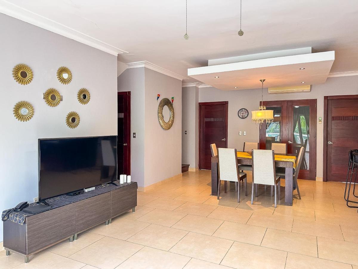 Incredible 3 Bedroom Penthouse W Bbq & Jacuzzi