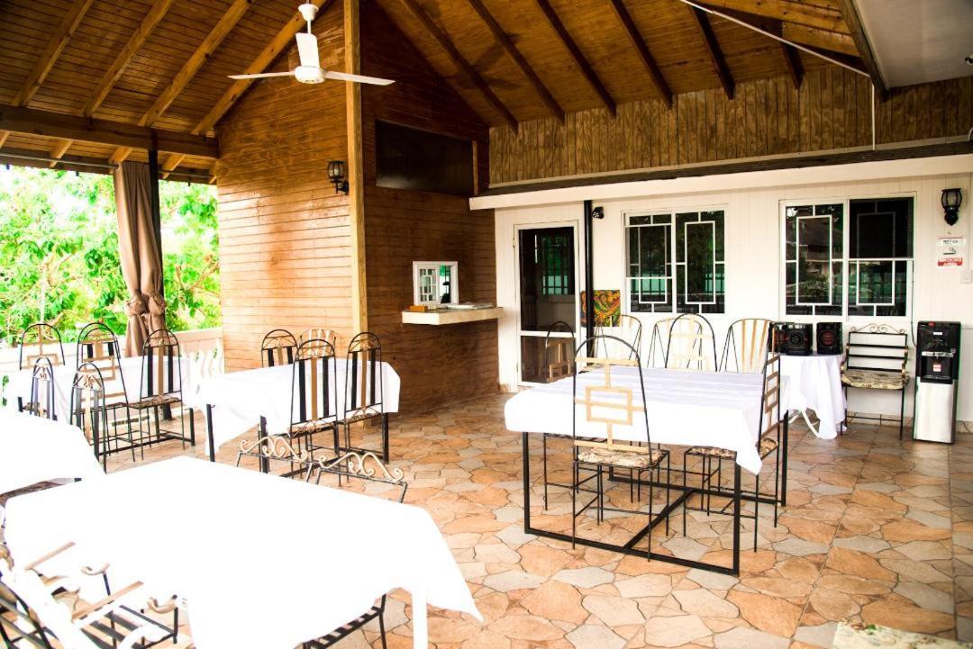 Dela De-rose Jamaica Guest house