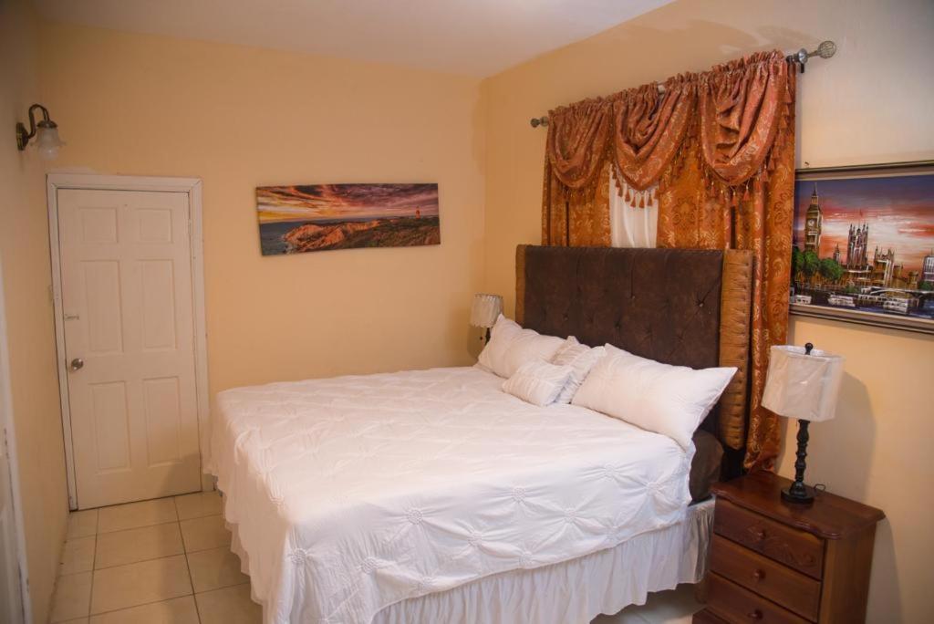 Dela De-rose Jamaica Guest house *
