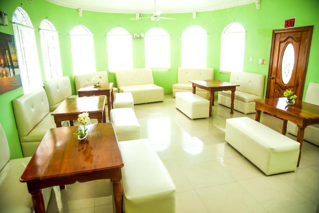 Dela De-rose Jamaica Guest house *