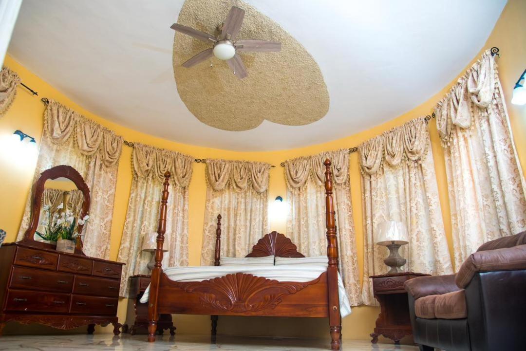 Dela De-rose Jamaica Guest house
