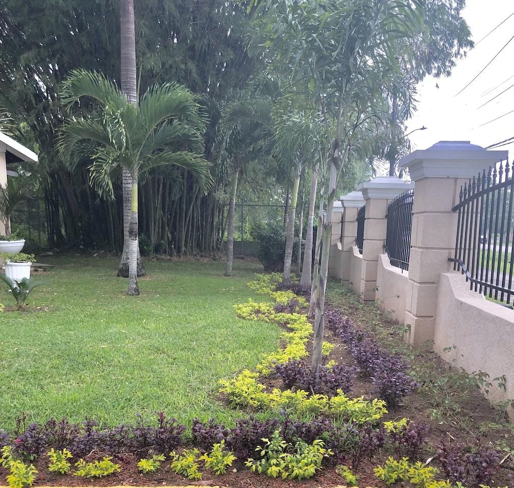 Hotel Coral Seas Garden