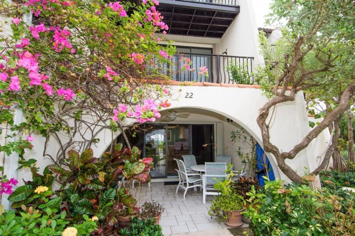 Living At Pappagallo Beachfront 22 West Bay