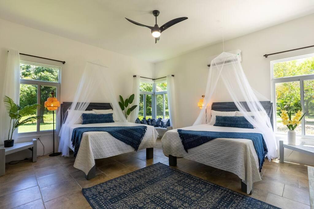 Ivy's Cove Side - Luxury * Whitehouse
