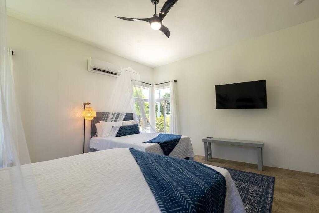 Ivy's Cove Side - Luxury * Whitehouse