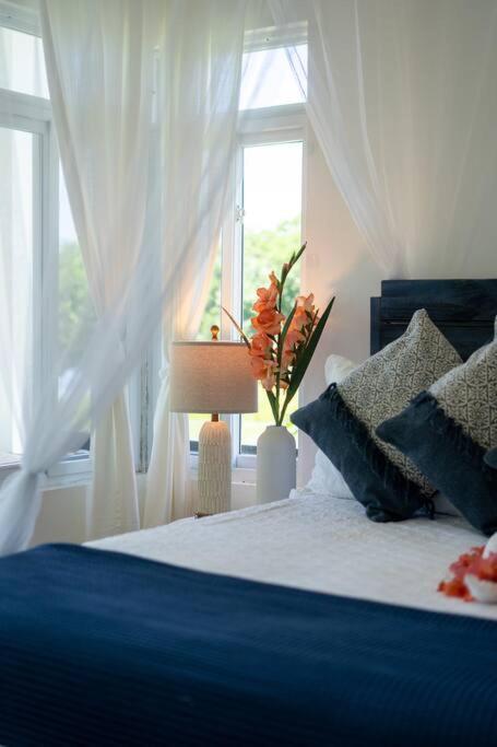 Ivy's Cove Side - Luxury
