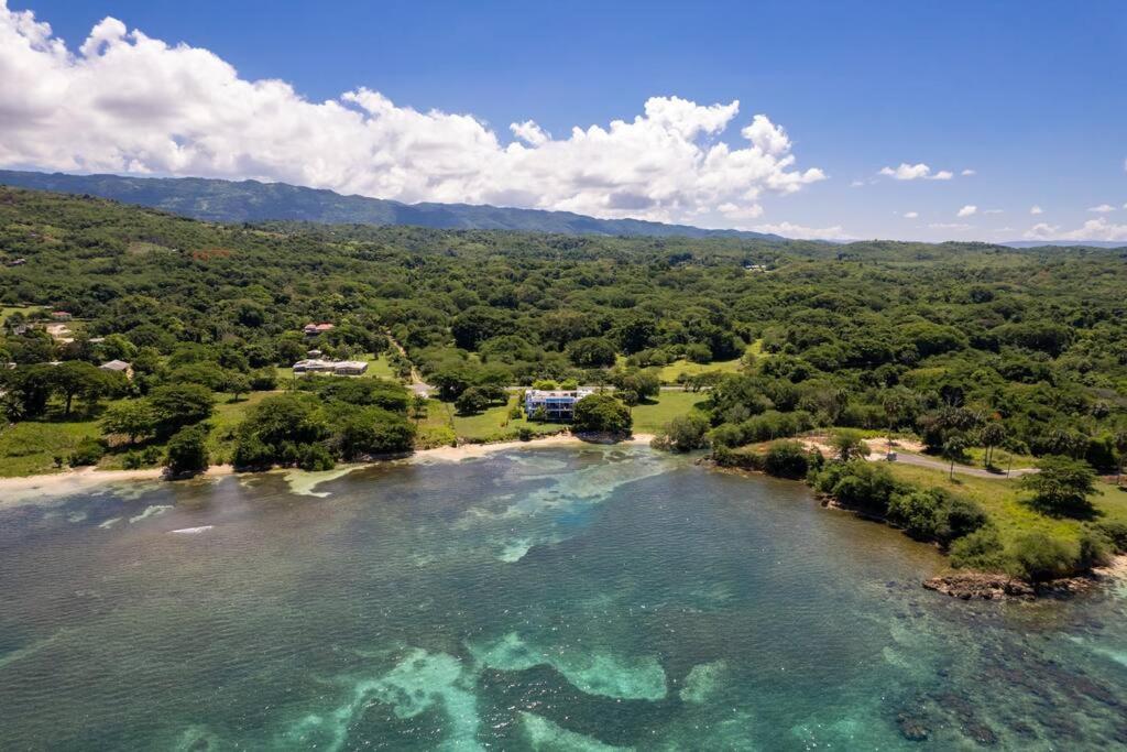 Ivy's Cove Side - Luxury * Whitehouse