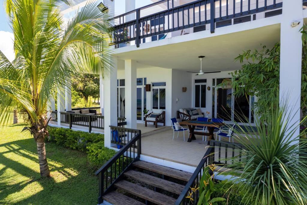 Ivy's Cove Side - Luxury * Whitehouse