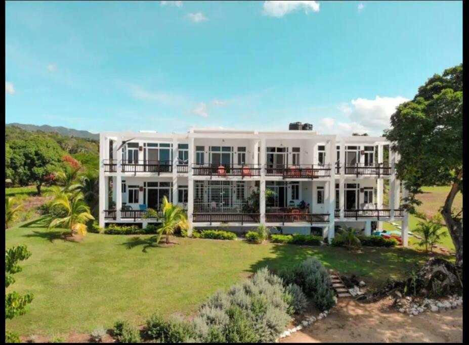Ivy's Cove Side - Luxury