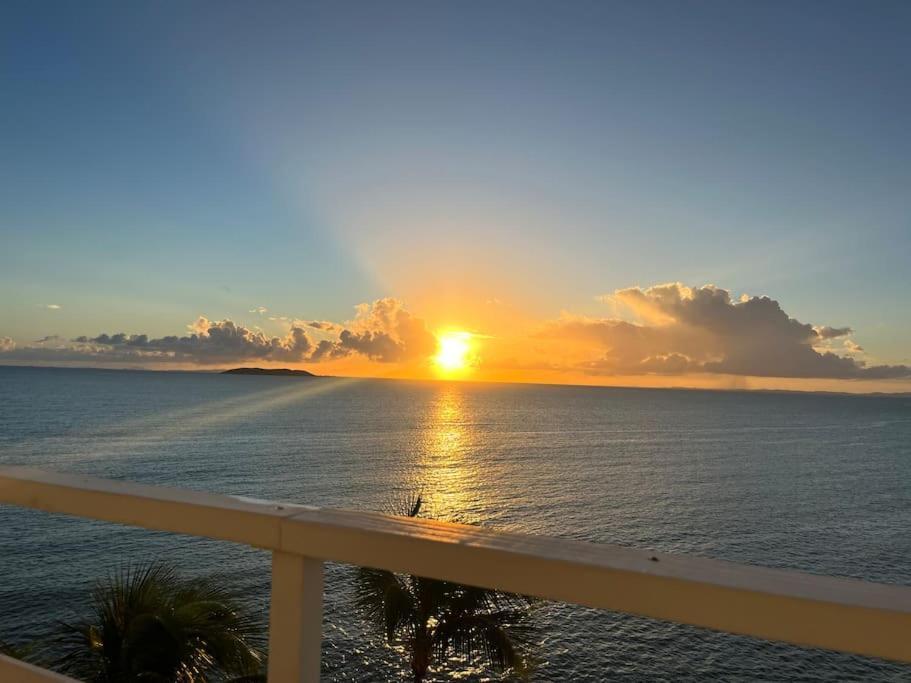 Beautiful Ocean Blue Oceanfront Apartamento