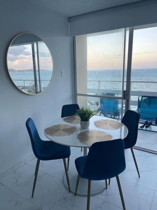 Beautiful Ocean Blue Oceanfront Apartamento