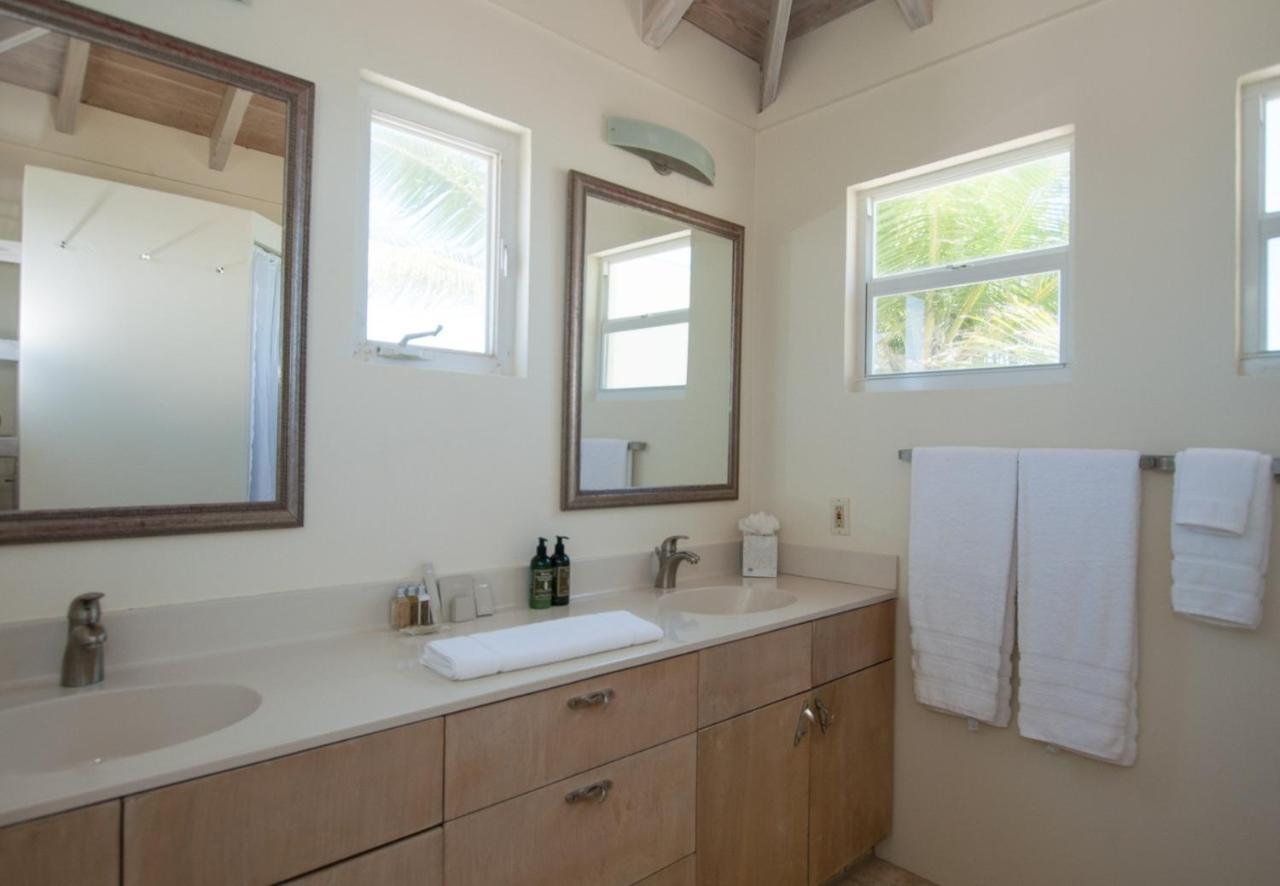 Aqua Del Rose 3 Bedroom Beachfront Holiday home Long Bay