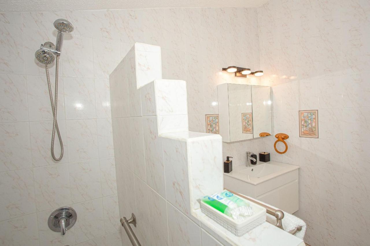 Raices Realty Villa: Puerto Rico; Centrica, Acogedora, Tropical, Playa, Piscina,a/c Holiday home *