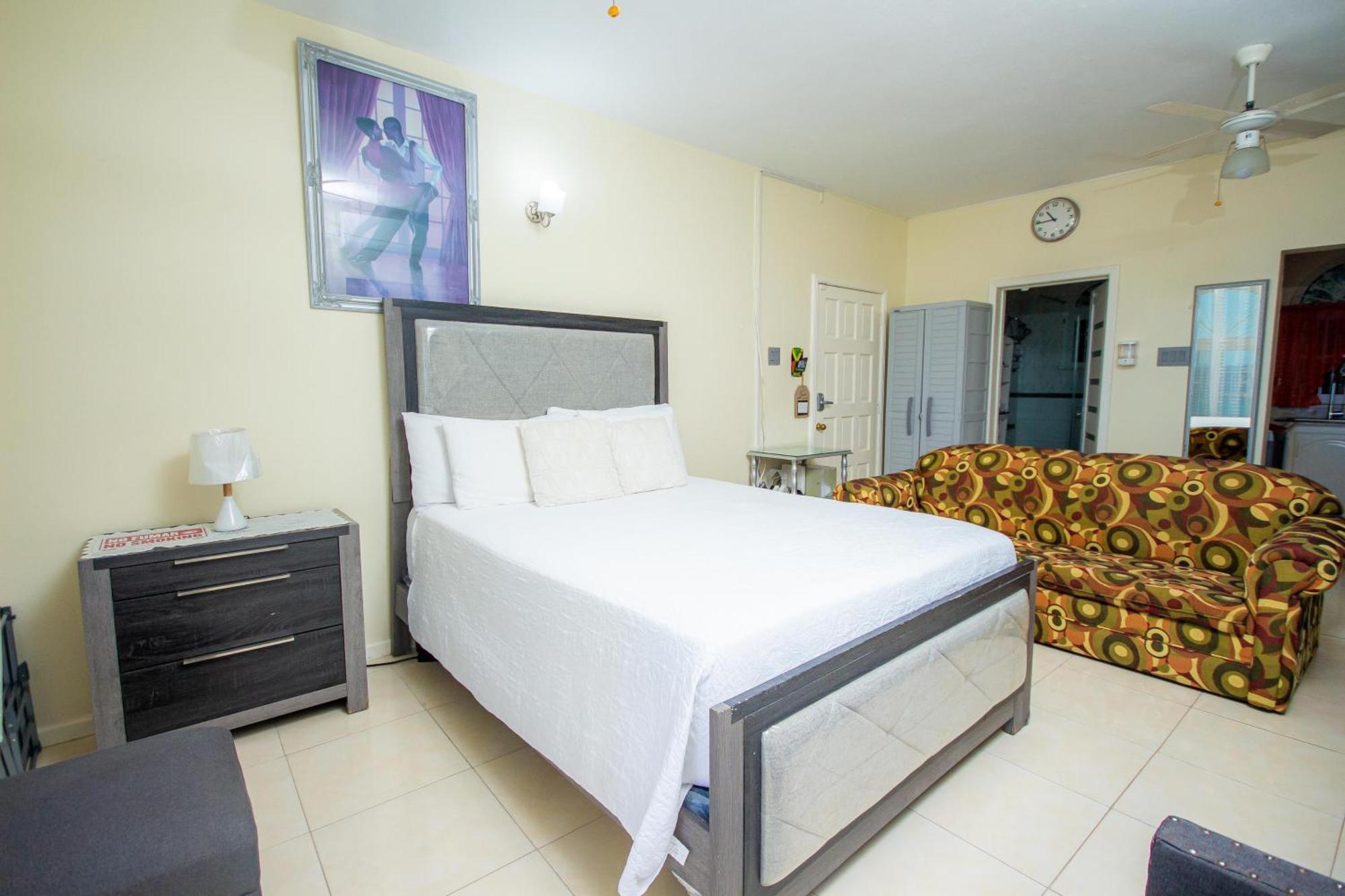 Ocean Front Luxury Studio Sky Castles 24 Hrs Sleeps 2