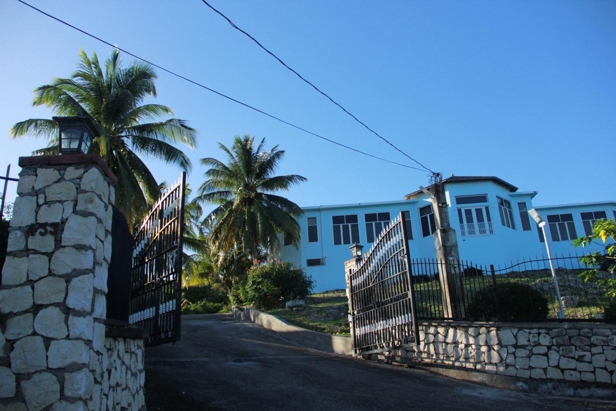 Sunshine Lodge: Your Away From Montego Bay