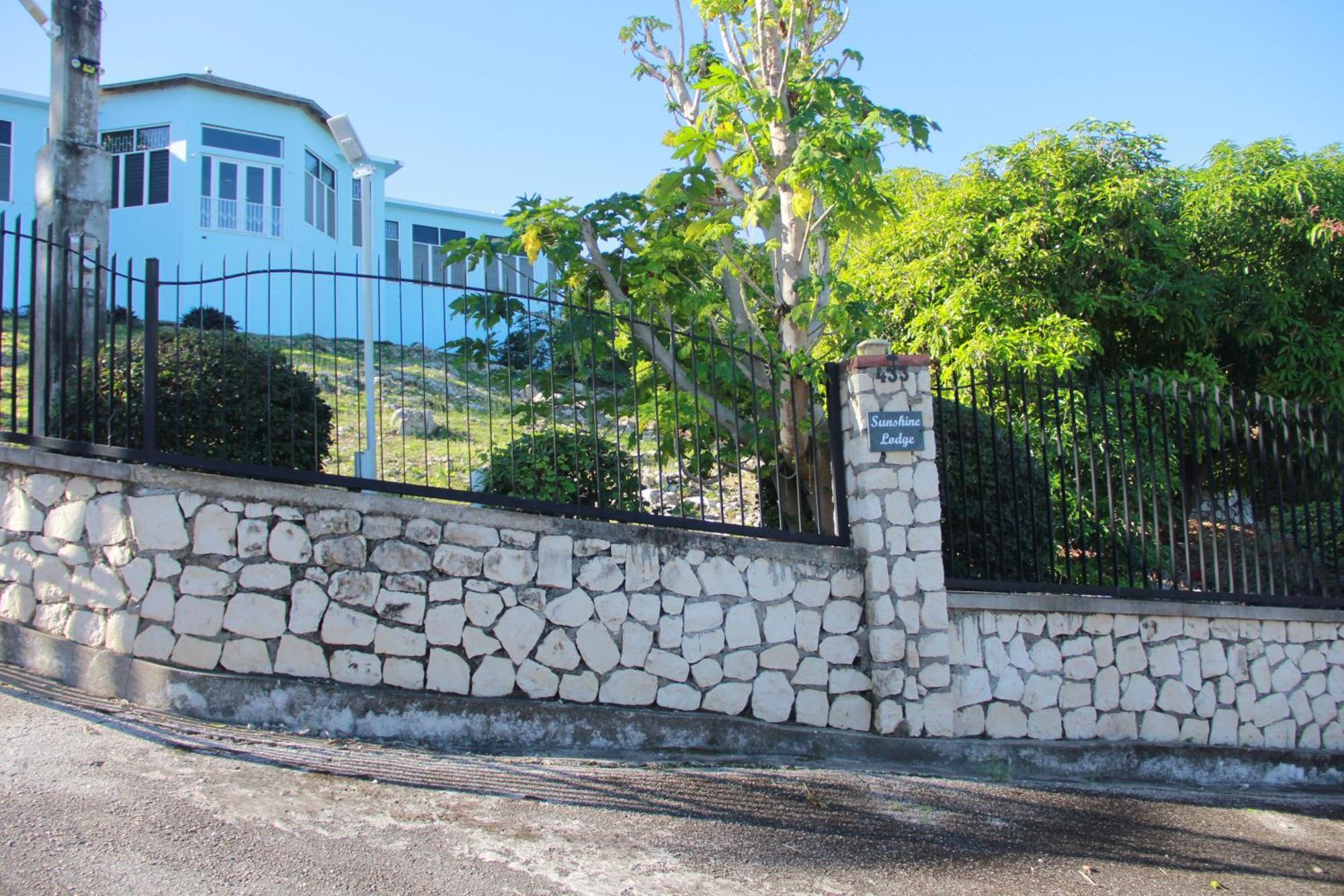 Sunshine Lodge: Your Away From * Montego Bay