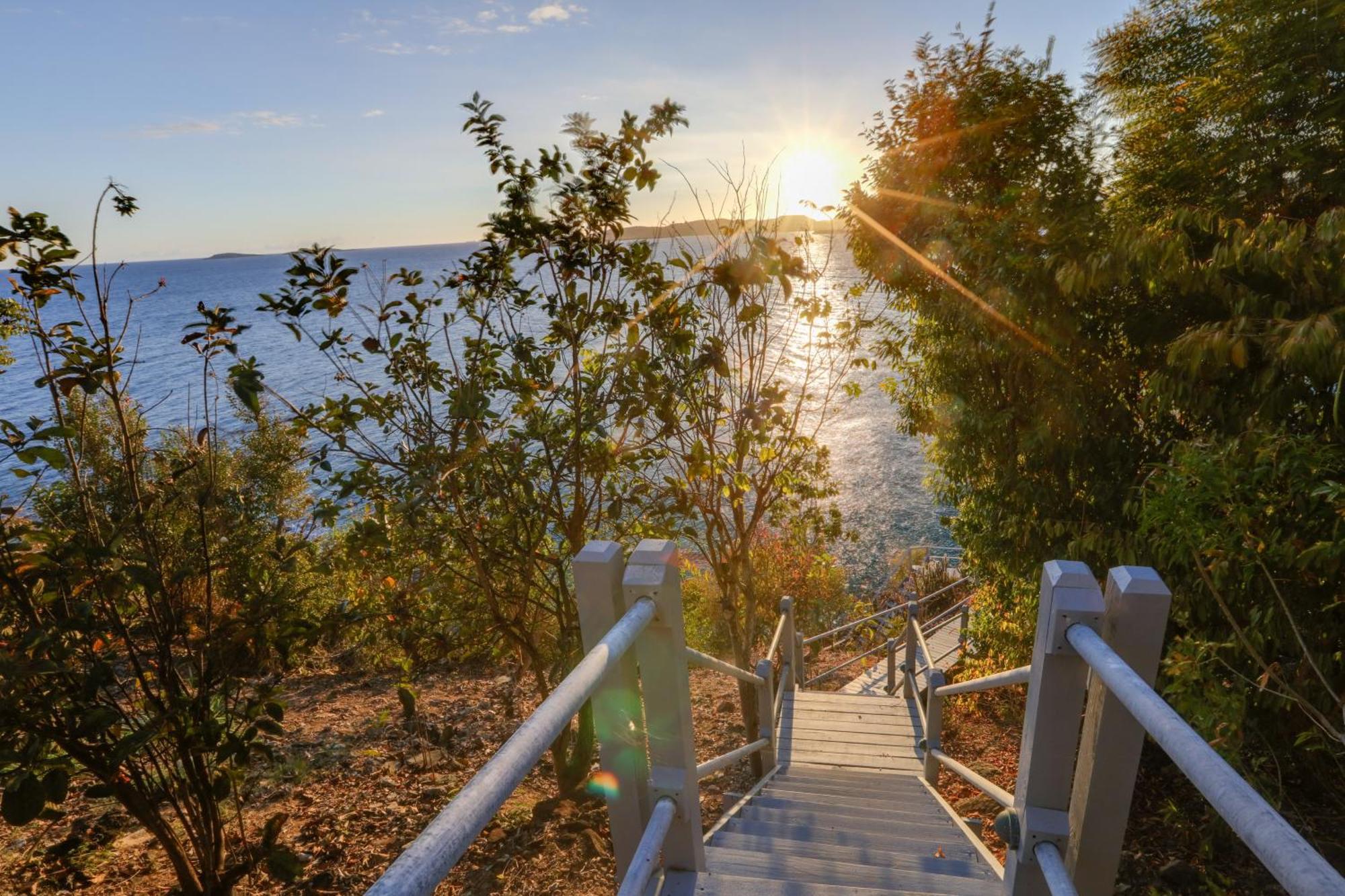 Villa Sea La Vie - Waterfront St Thomas Escape With Pool Nazareth