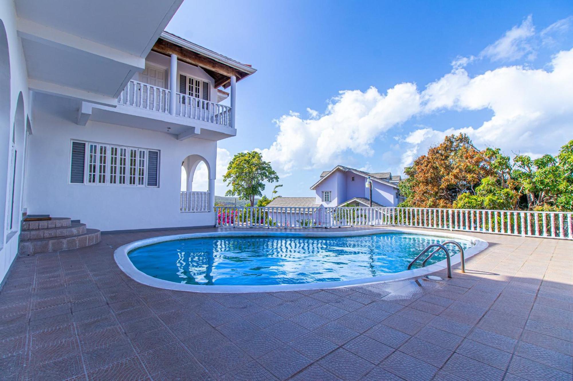 Villa Jamaica - Between Montego Bay & Ochi Rios Includes Cook Discovery Bay
