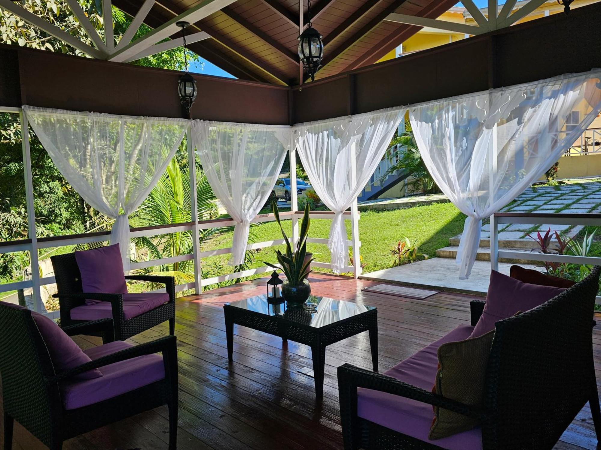 Royal Escape - 2 * Anse La Raye
