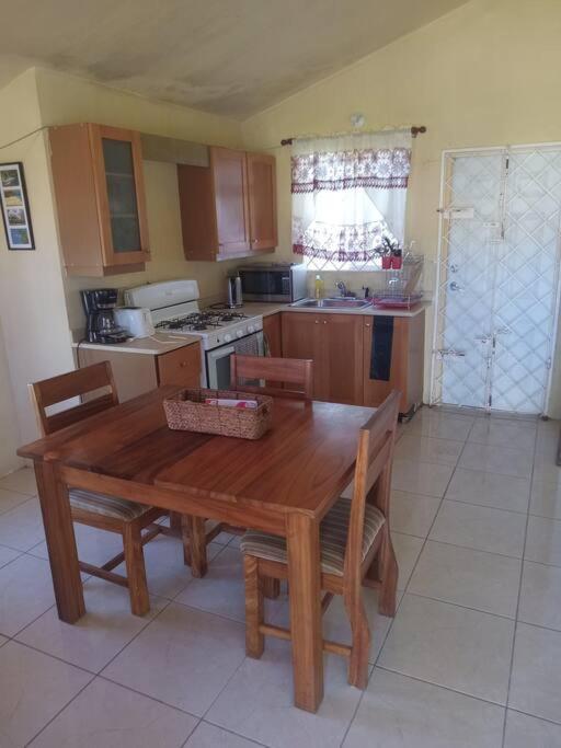 Cheerful 2-Bedroom Home In Falmouth Garden