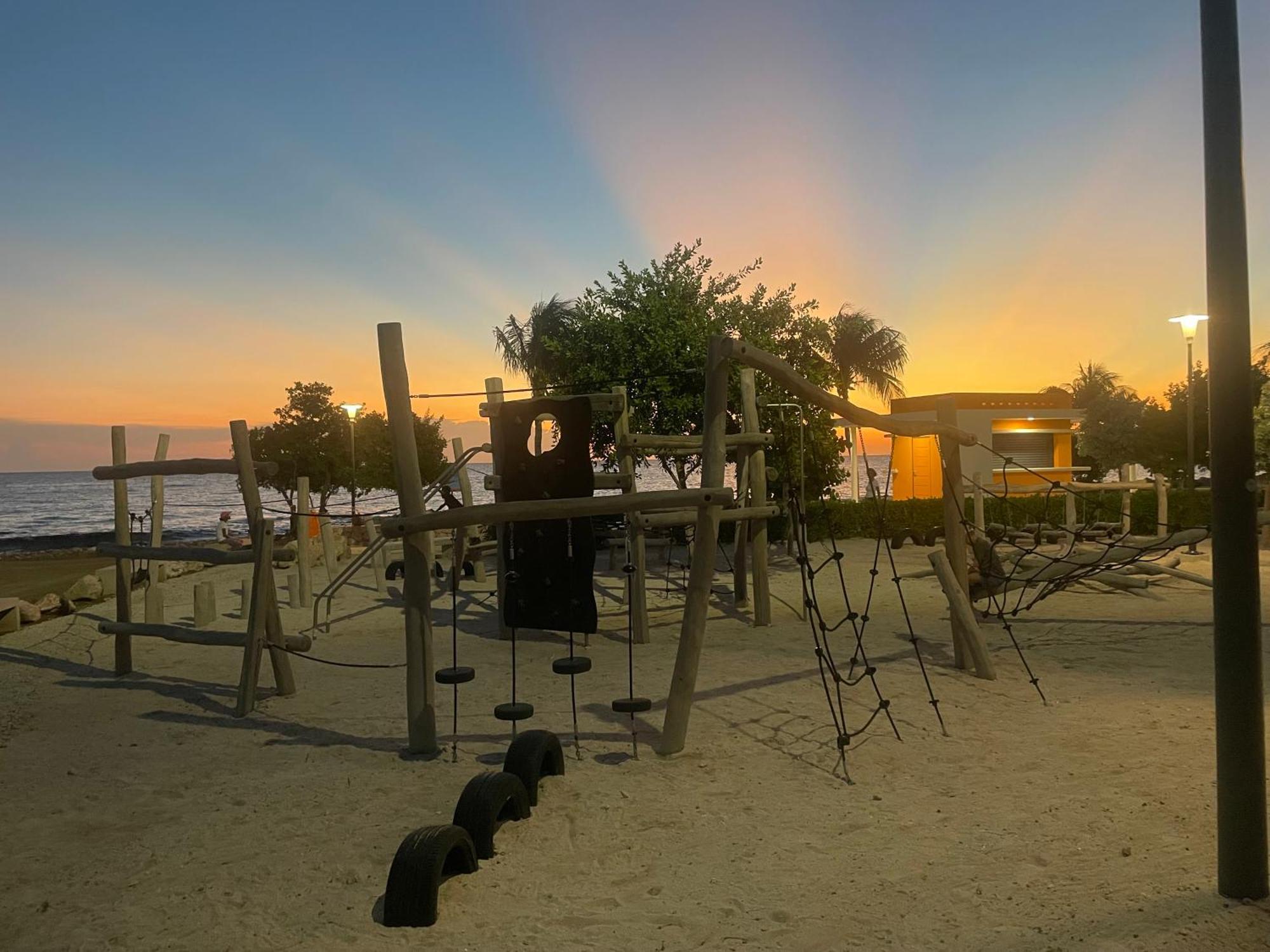 Charming One Block From The Sea * Willemstad