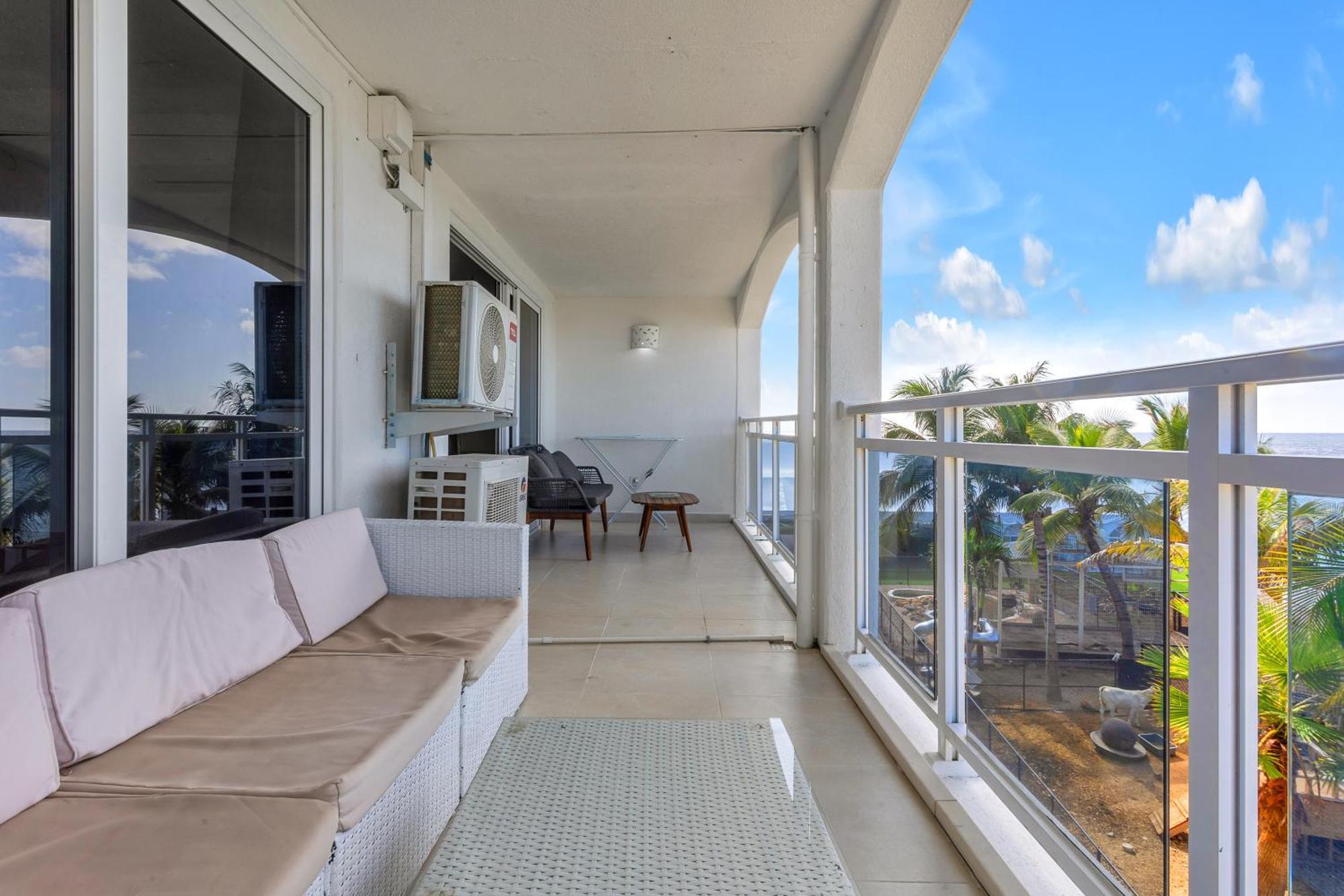 House - Elegant 1 Bedroom - Ocean View Apartment