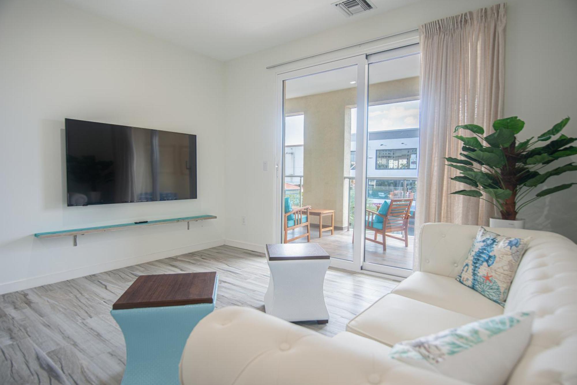 The Cove - Condo Hotel - Palm Beach Strip Aparthotel