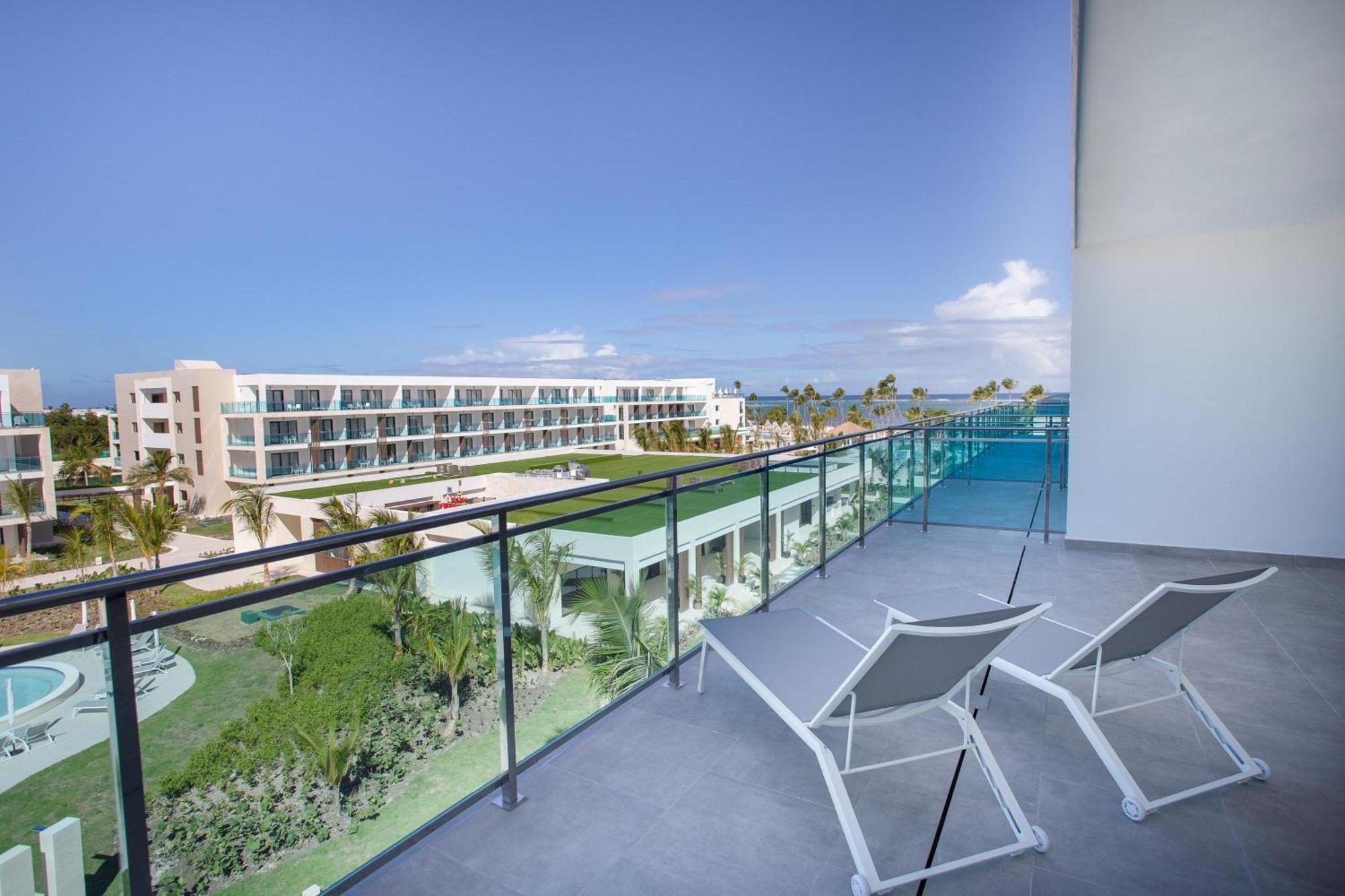 Resort Serenade &