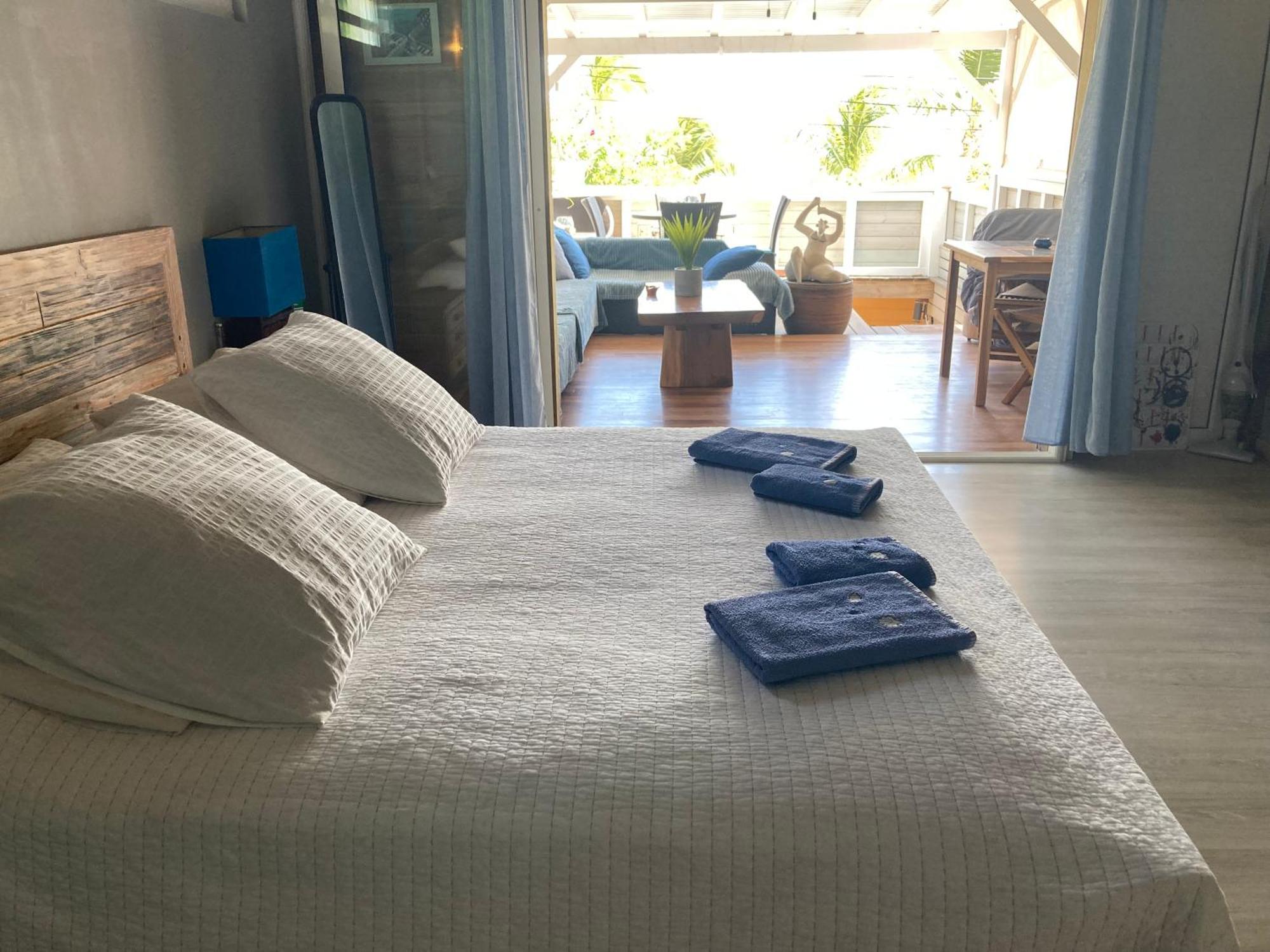 Les Pieds Dans L'eau Face Au Lagon - Le Bel Instant