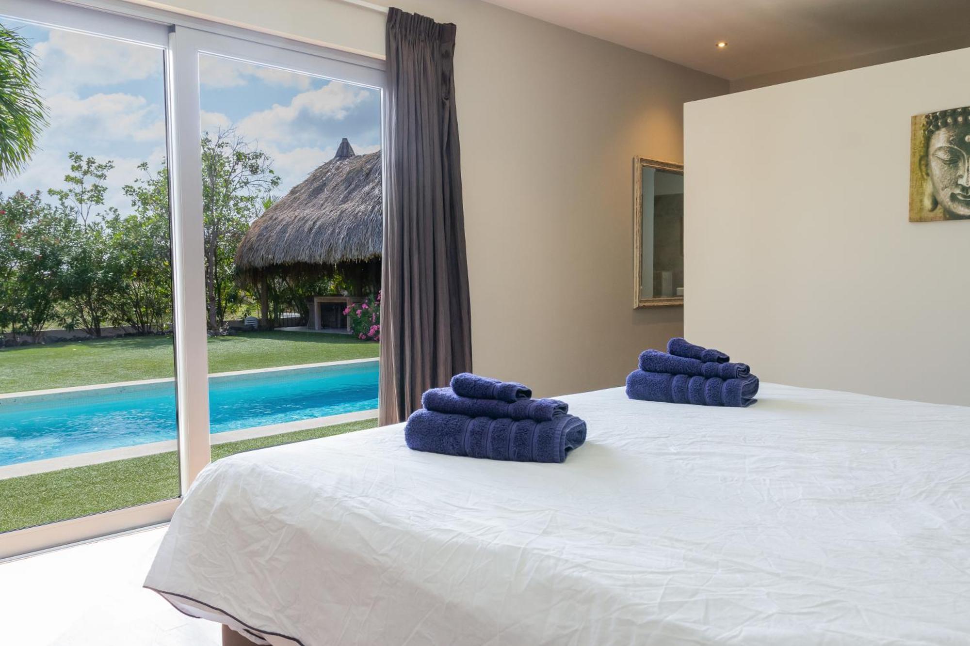 Villa Stylish 4 Bedroom Modern Design, Walking Distance From The