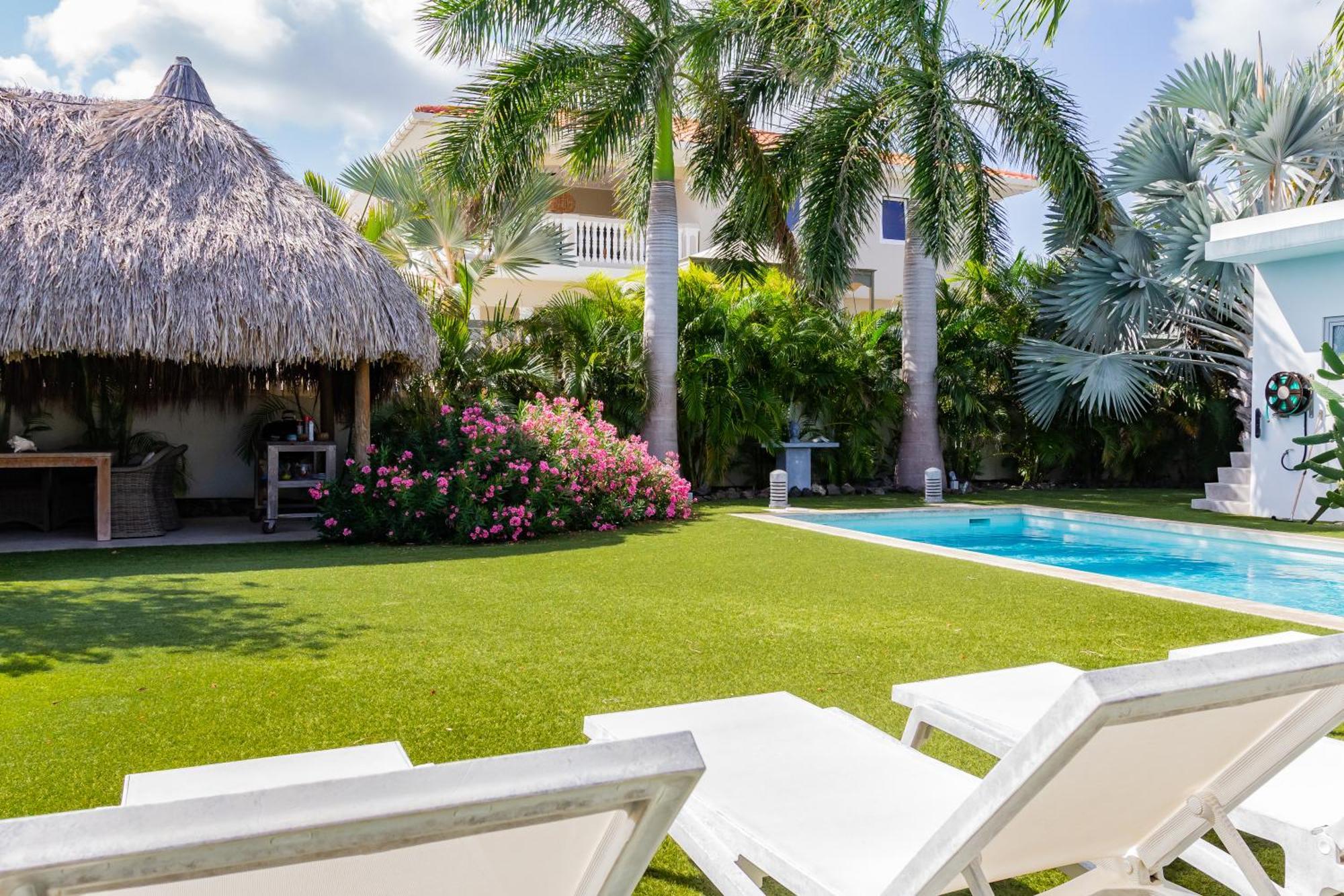 Stylish 4 Bedroom Modern Design, Walking Distance From The Villa Jan Thiel