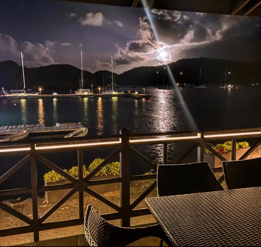 Secret Harbour Boutique And Marina Lance aux Epines