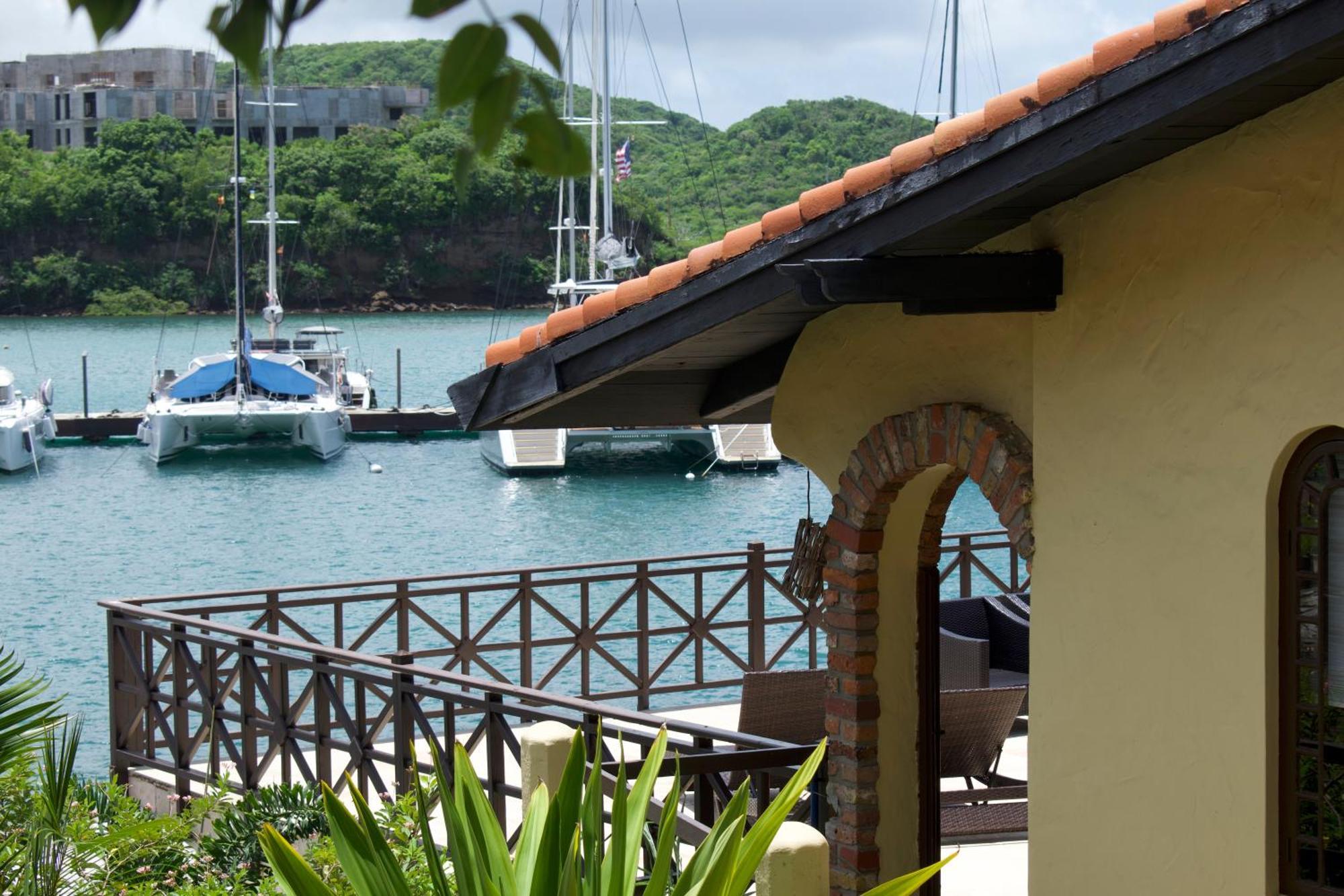 Secret Harbour Boutique And Marina Hotel