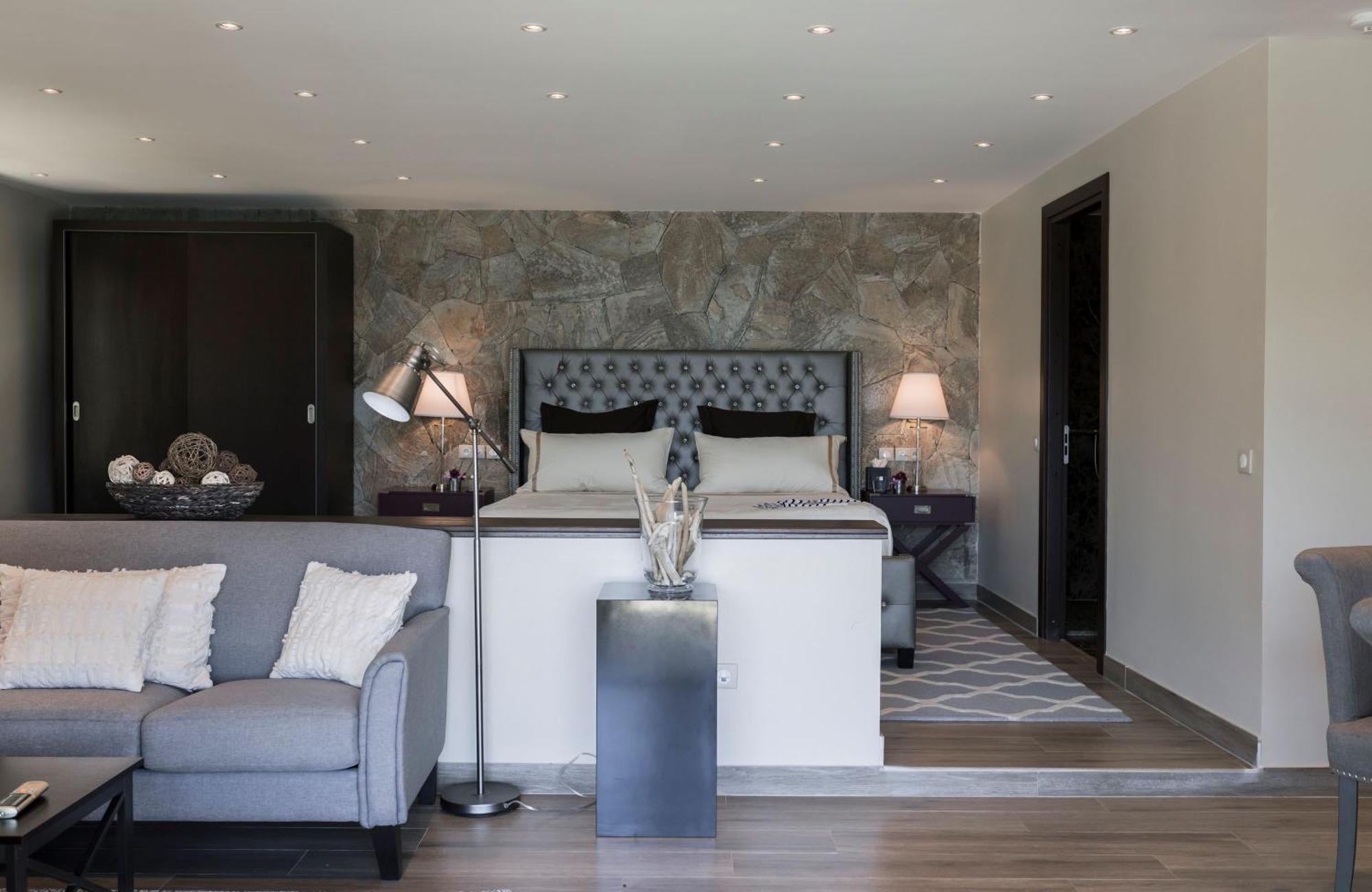 Secret Harbour Boutique And Marina Hotel