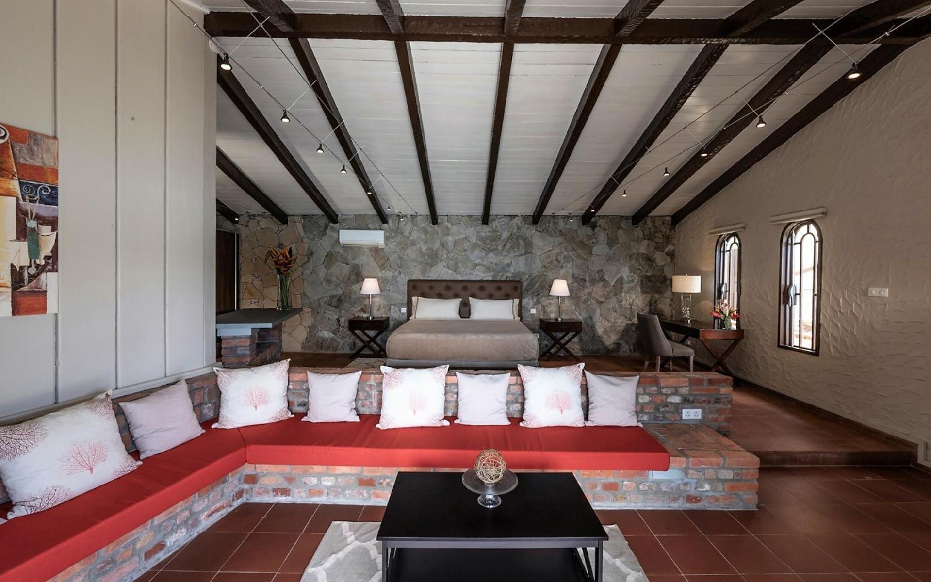 Secret Harbour Boutique And Marina Hotel