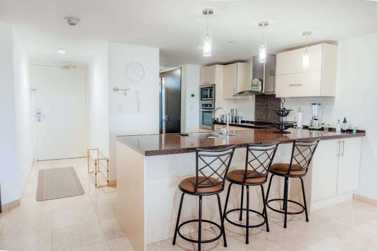 The Elegance Of Oasis -3br Front Apartment Palm Beach