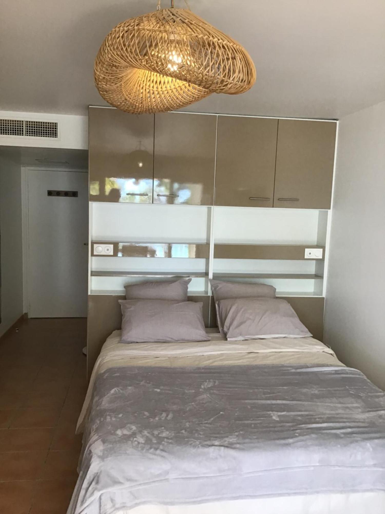Martial Tropiques: Beachfront With Sea Views In Ste Anne