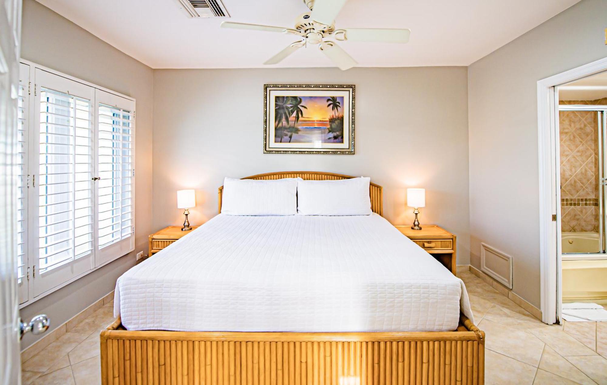 Seven Mile Beach Aparthotel