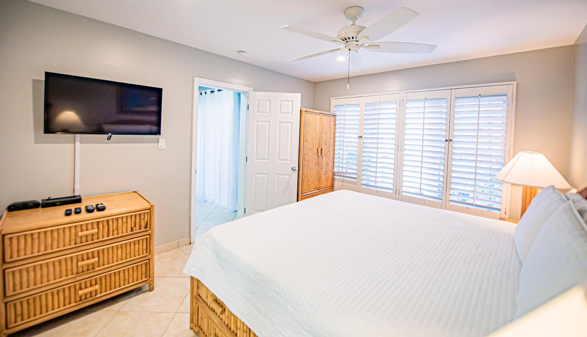 Seven Mile Beach Aparthotel
